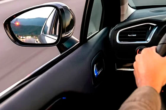 Carro com ícone de sensor de ponto cego no retrovisor lateral