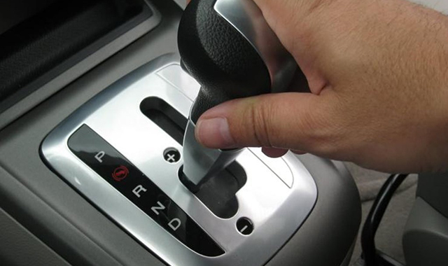 Motorista aprendendo a dirigir carro automático