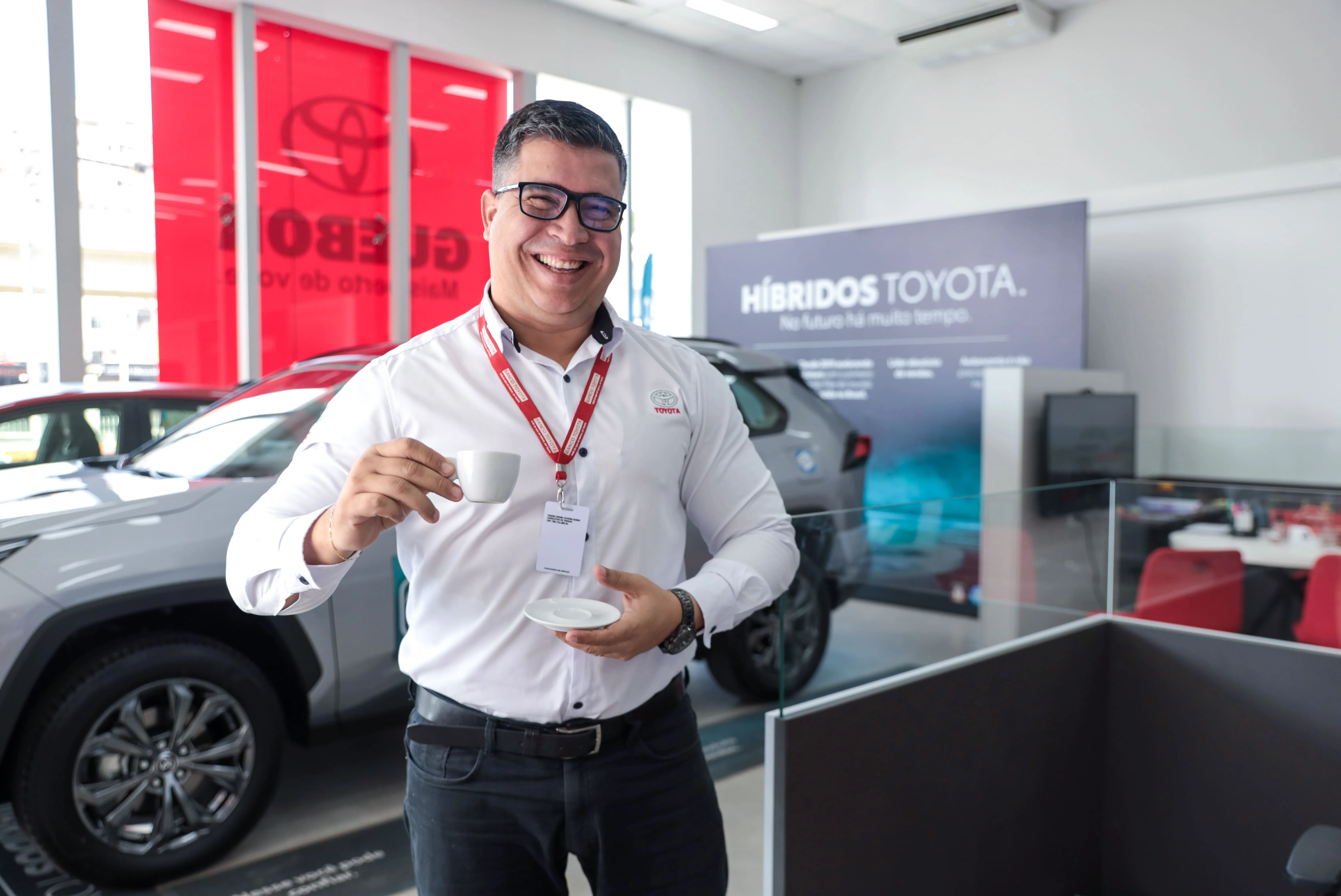 Homem sorrindo consultor Toyota