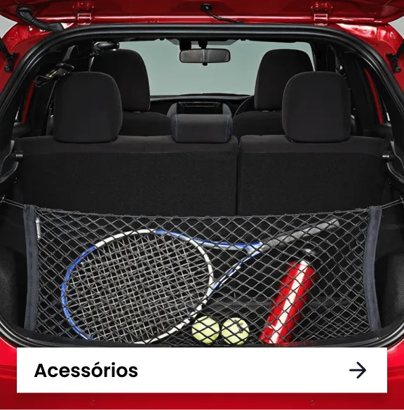 Porta-malas de um carro com um rede que contém raquete de tênis, bolas e uma garrafa.