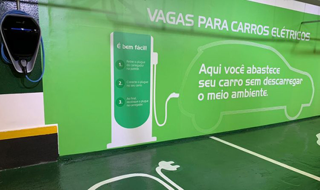 Carro elétrico carregando em shopping center com logo Multiplan