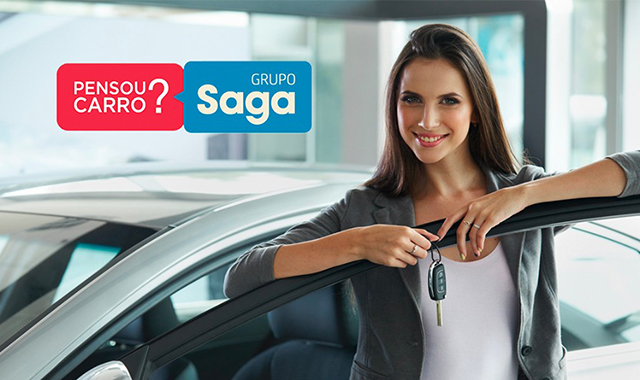 Carro de luxo em exposição, com design elegante e sofisticado.