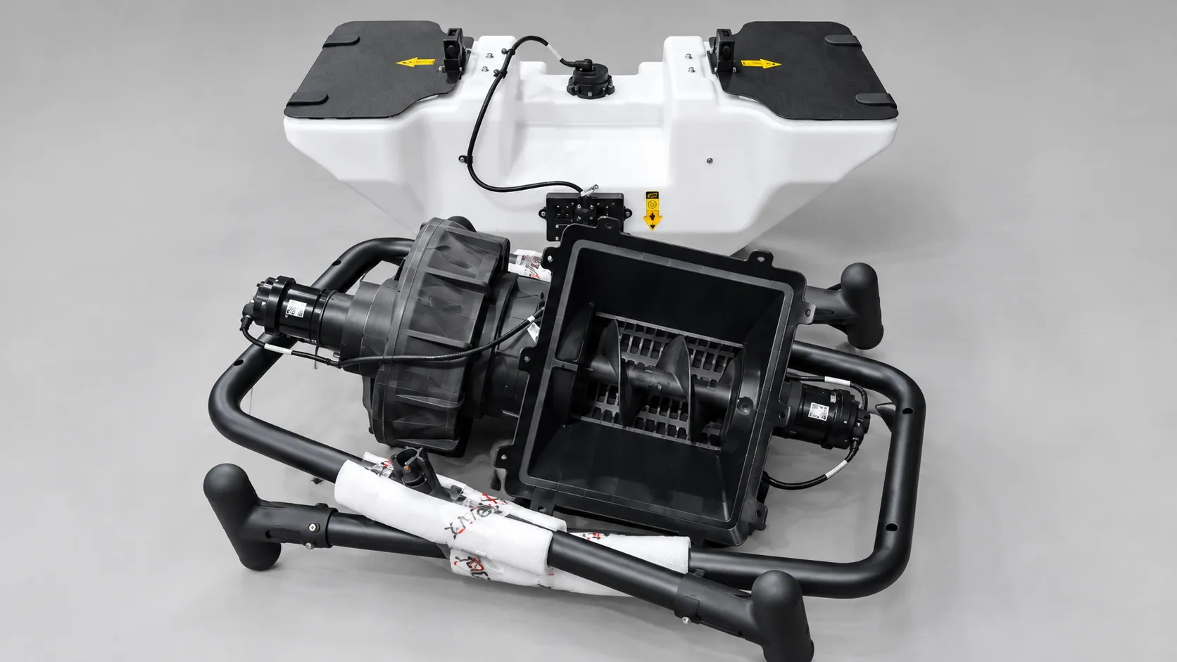 Conjunto Industrial com Tanque Branco e Estrutura Preta.png