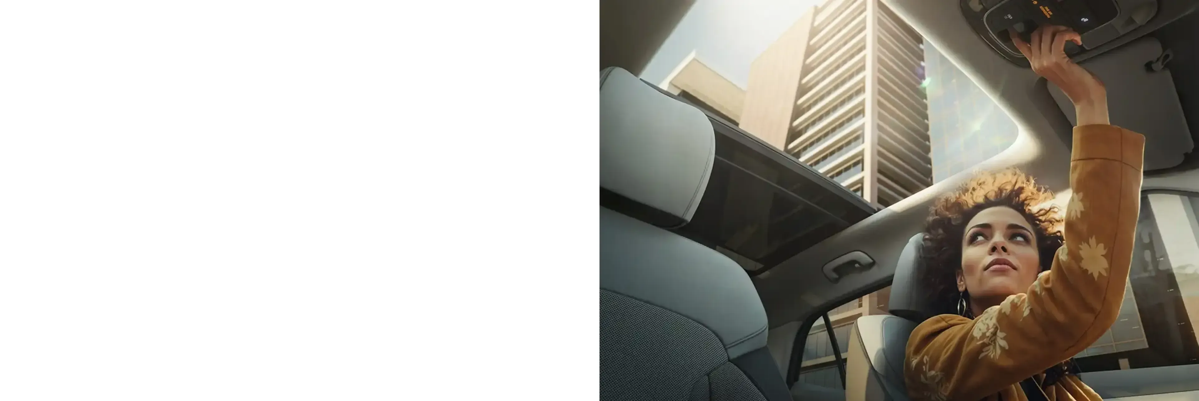 Mulher dentro de um veículo Hyundai mexendo no painel do teto.