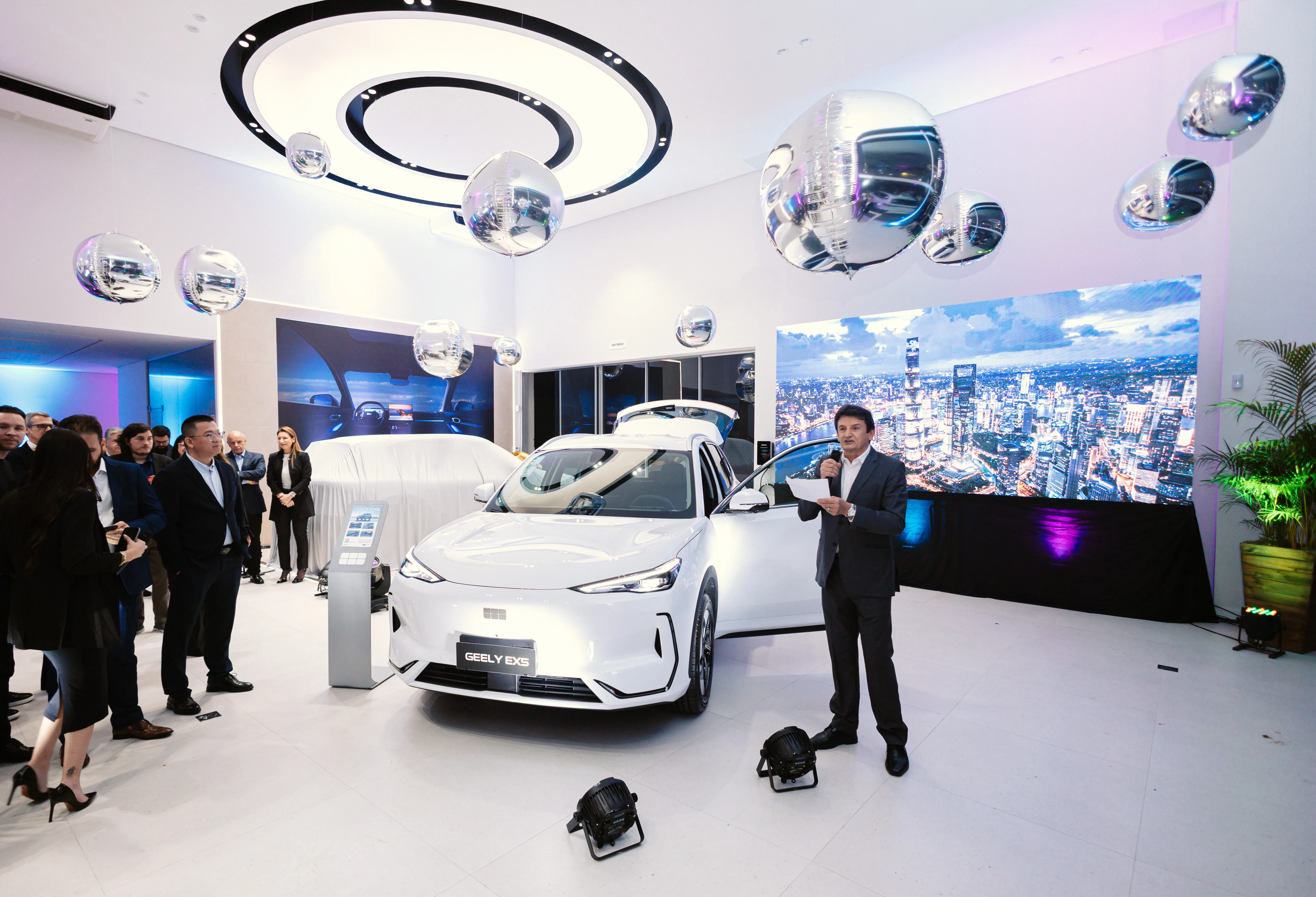 Fachada de concessionária moderna.