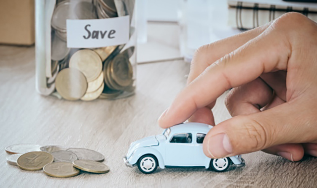 Homem preocupado com carro quebrado após economias erradas.