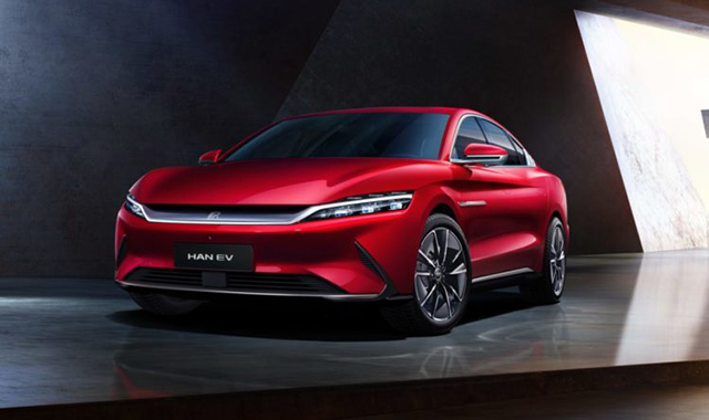 Carro elétrico BYD em frente a concessionária Saga no Brasil.
