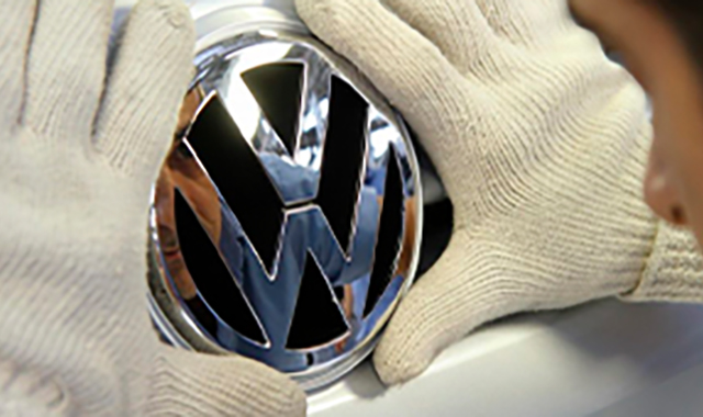 Logotipos de carros de diferentes marcas automotivas em constante evolução.