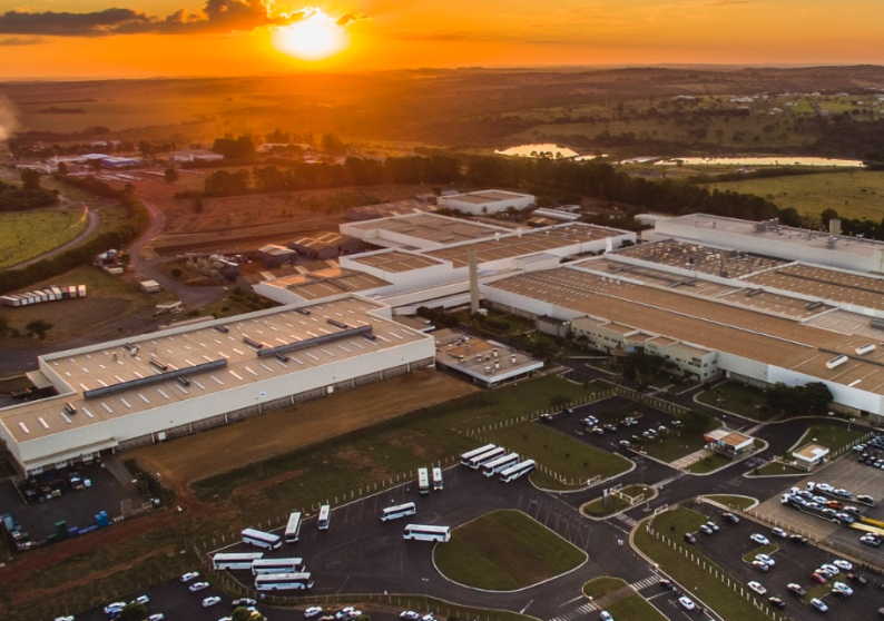 Vista aérea da planta industrial da GAC ao pôr do sol