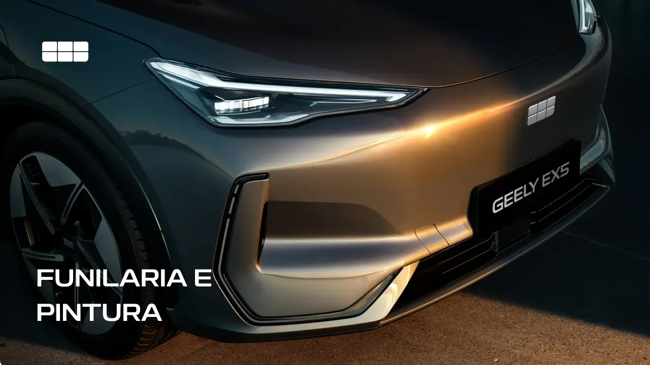 A imagem mostra a frente do modelo Geely EX5 aparecendo em ângulo diagonal com uma iluminação natural em sua lateral. No canto superior esquerdo há o símbolo da Geely. No canto inferior esquerdo há a frase "Funilaria e pintura" escrita em uma fonte institucional da montadora Geely.
