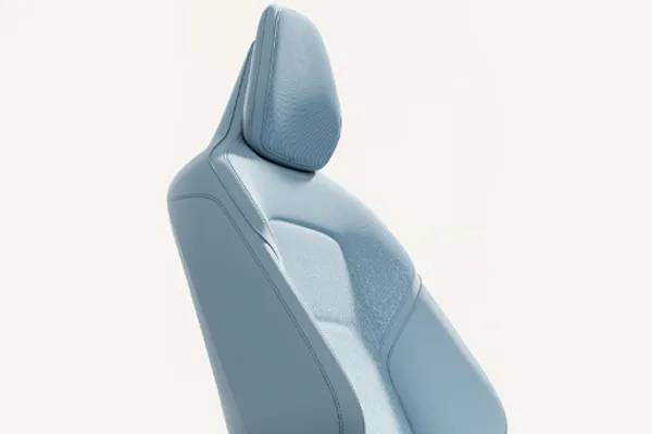 Banco dianteiro em couro azul-claro de um Volvo, em fundo branco