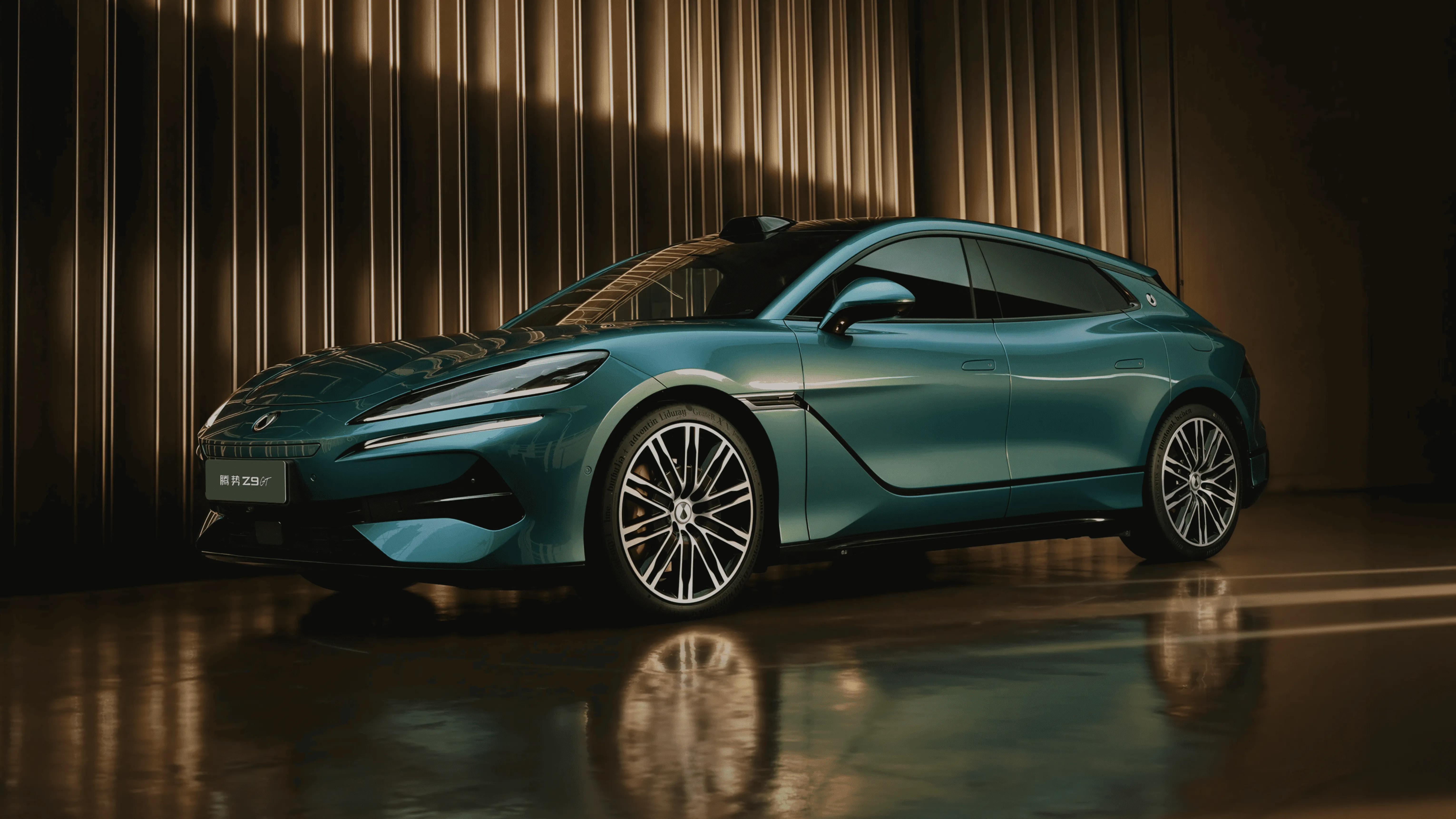 Denza Z9 GT verde-azulado em estúdio