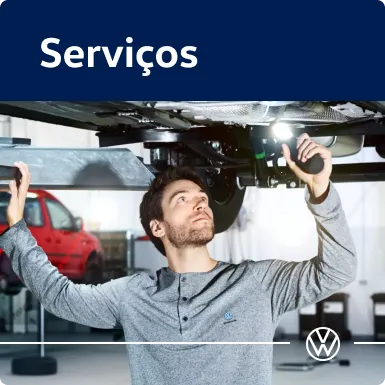Imagem de um mecânico realizando um serviço na parte inferior de um carro.