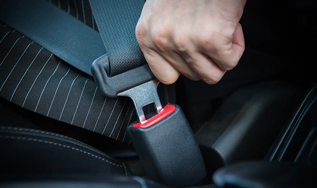 Cinto de segurança de três pontos em carro moderno