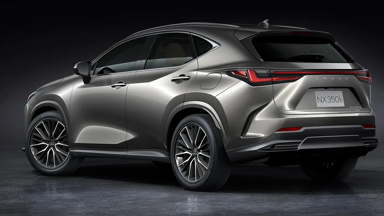 Lexus NX 350h cinza em estúdio, vista lateral traseira