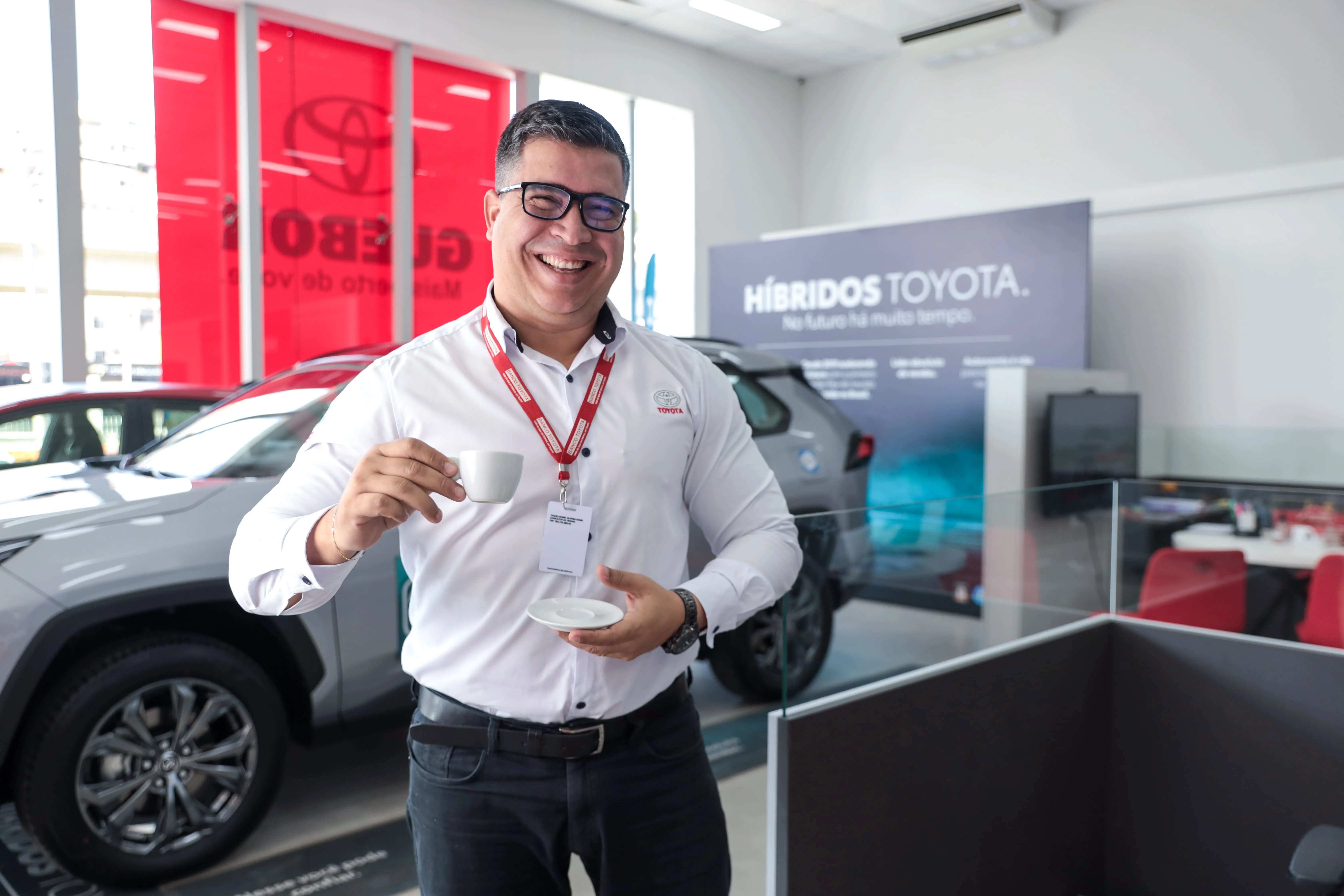 Homem sorrindo consultor Toyota