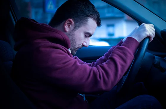 Sensor de fadiga monitorando motorista cansado ao volante do carro.