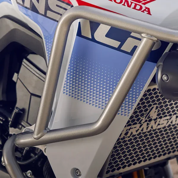 Barras do protetor de carenagem prata montadas na Honda XL750 Transalp