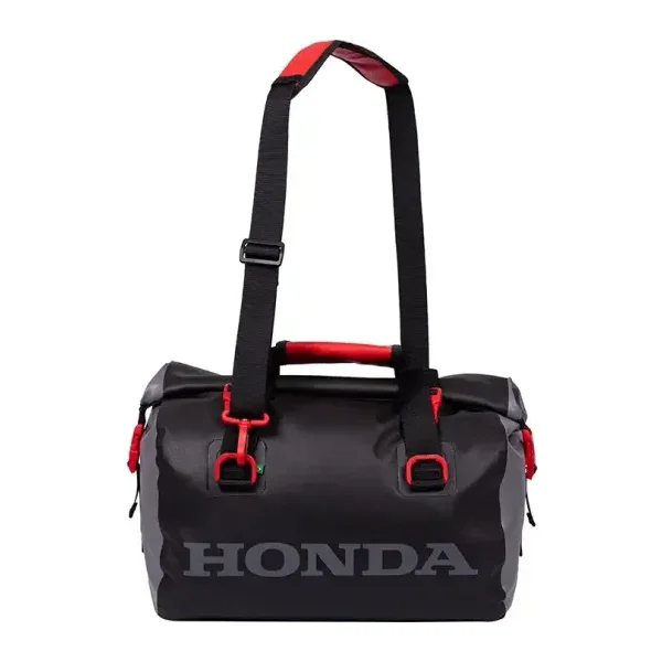 Mala Honda 26L Waterproof preta e vermelha, com as alças de mão levantadas