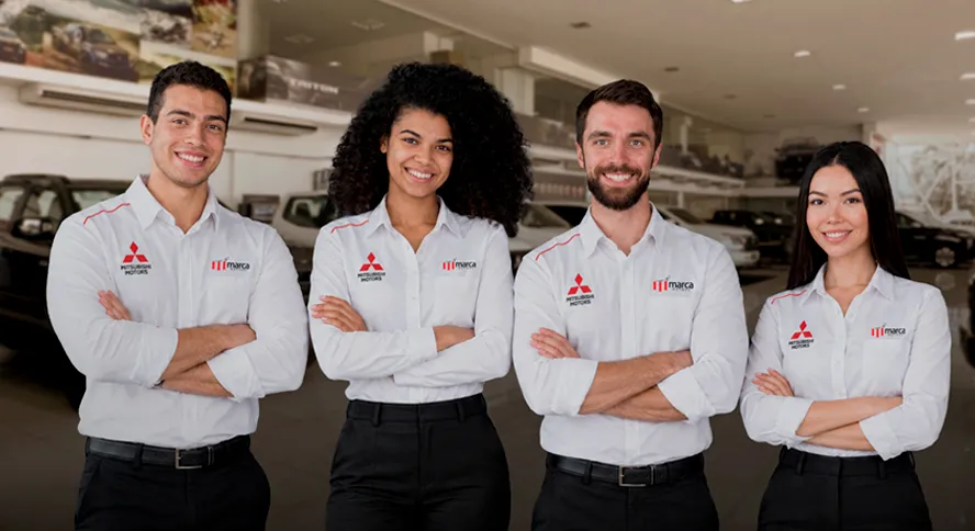 Mulher com uniforme da Mitsubishi em concessionária
