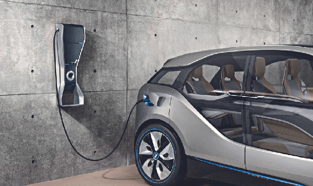 Carros elétricos em estação de carregamento
