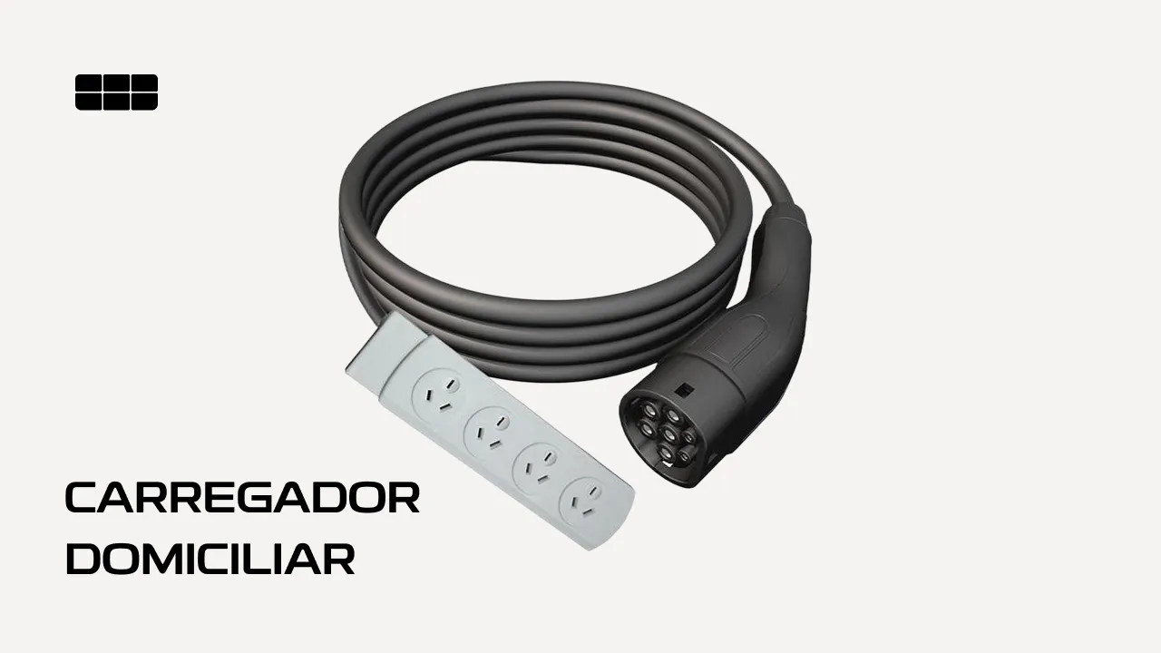 Foto de um Carregador domiciliar de carros elétricos. No canto superior esquerdo há o símbolo da Geely. No canto inferior esquerdo há a frase "Carregador domiciliar" escrita em uma fonte institucional da montadora Geely.