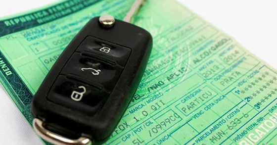Pessoa consultando débitos de carro no celular ou computador