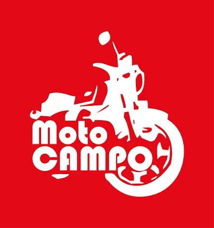 Imagem de uma mulher em cima de uma moto Honda em frente a uma concessionária