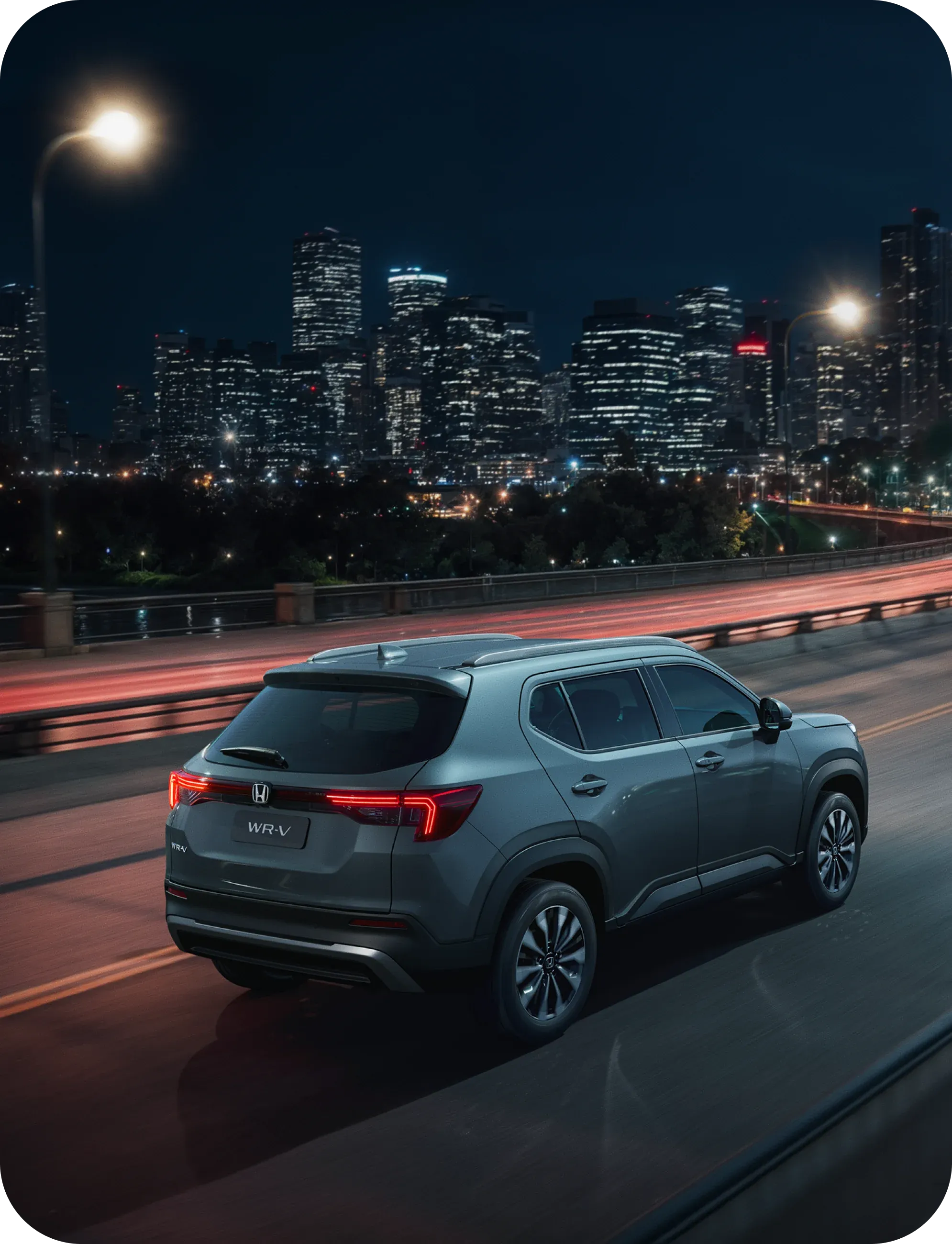 BYD SONG PLUS em uma estrutura alta que permite ver o céu e a cidade atrás.