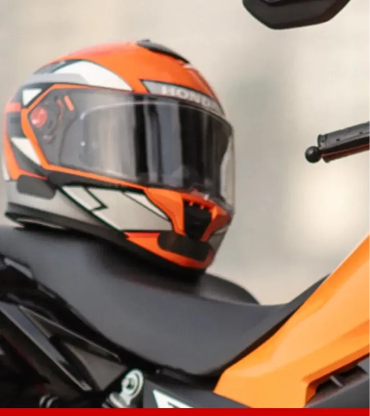 Jaquetas e capacetes Honda expostos na loja