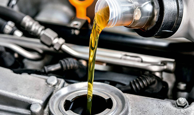 Frasco de óleo do motor, motor do carro e ferramentas.