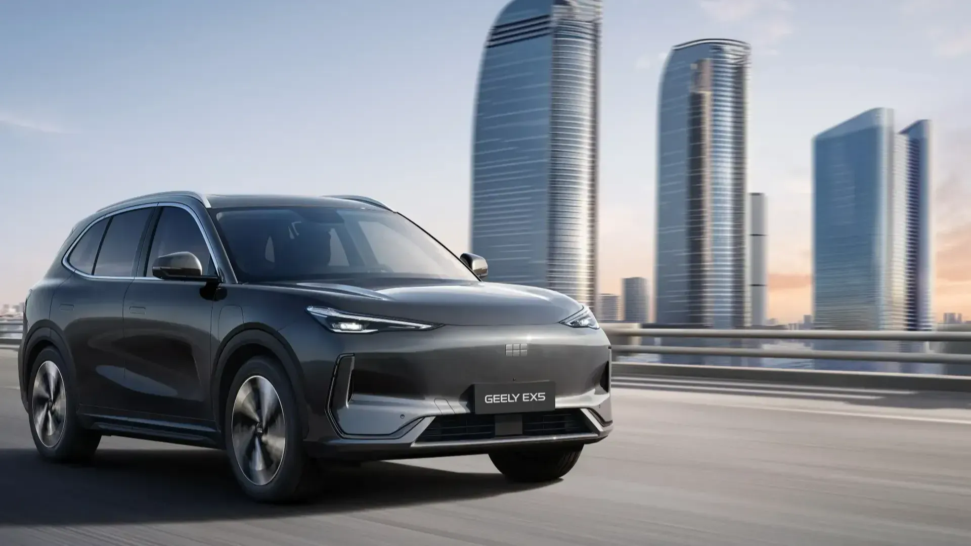 Fachada de concessionária moderna.