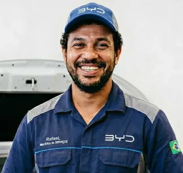 Imagem de um mecânico realizando um serviço na parte inferior de um carro.