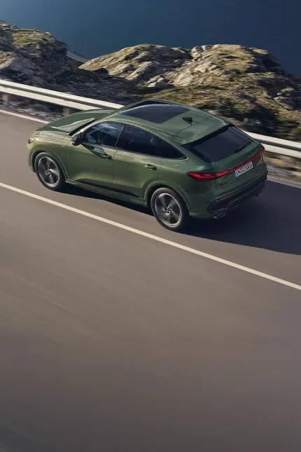 Audi Q5 Sportback verde em movimento em estrada de montanha, visto de cima