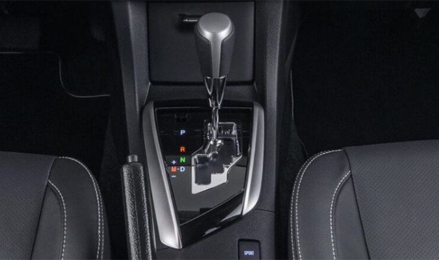 Mãos no volante de um carro automático moderno