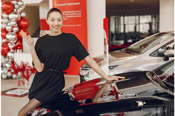 Pessoa feliz com carro novo, melhores épocas para comprar