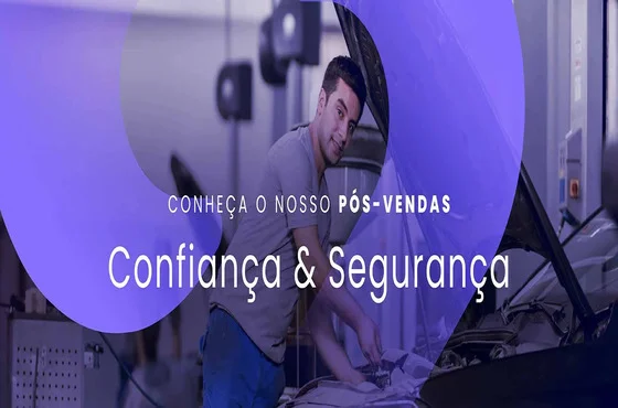Mecânico verificando motor de carro no pós-venda Saga