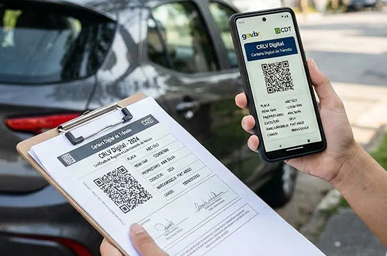 Documento CRLV digital em smartphone com QR Code