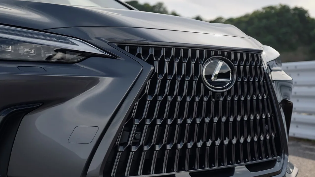 Detalhe da grade frontal do Lexus NX 350h