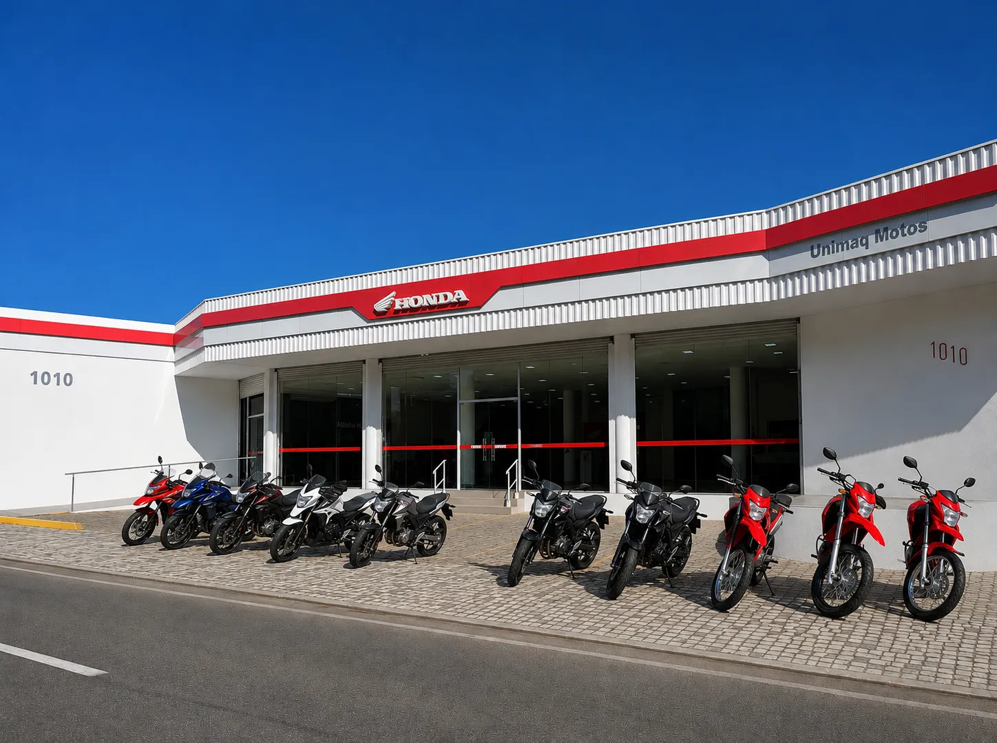 Imagem de uma mulher em cima de uma moto Honda em frente a uma concessionária