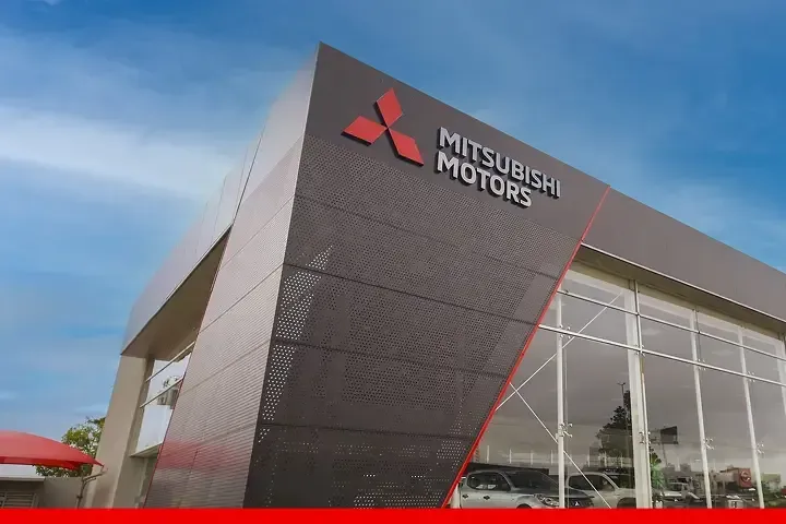Fachada de uma concessionária Mitsubishi em um dia ensolarado