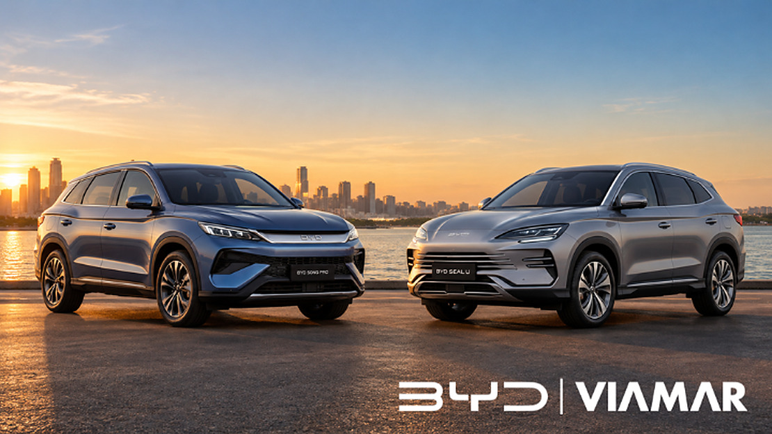 SUV híbrido BYD Song Pro e Song Plus estacionados lado a lado em concessionária