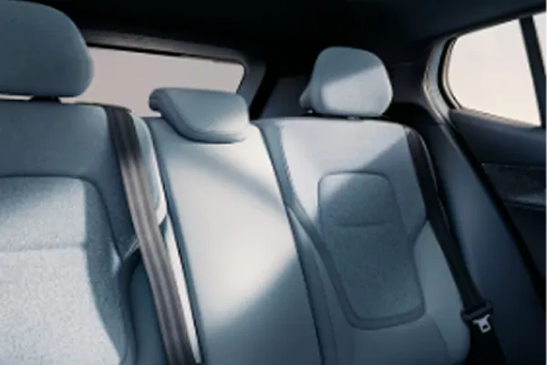 Bancos traseiros azul-claros do interior de um Volvo