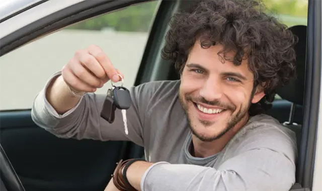 Pessoa pensativa olhando para carro, avaliando troca por um novo.