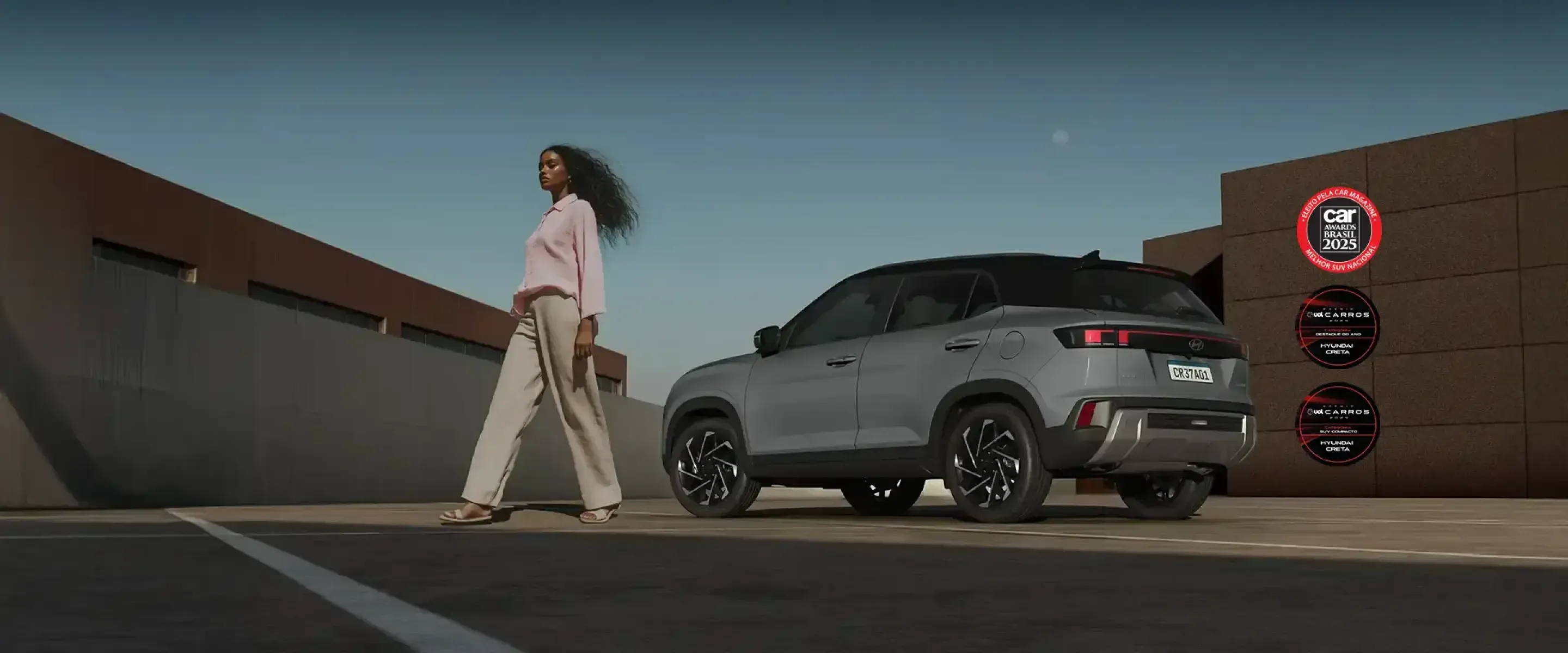 Mulher ao lado de um CRETA Hyundai