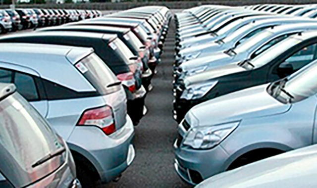 Mãos cuidando do painel de um carro novo.
