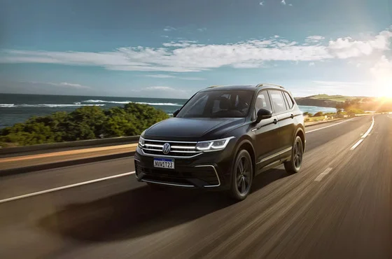 Família segura em carro moderno com tecnologias automotivas avançadas