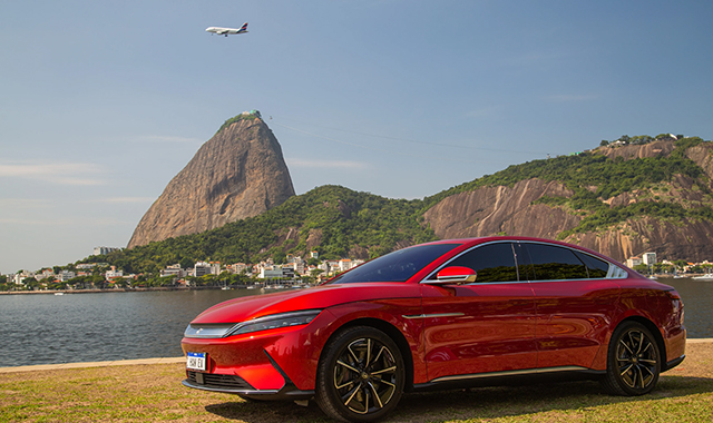 Fachada moderna da concessionária BYD Grupo Saga em Cuiabá