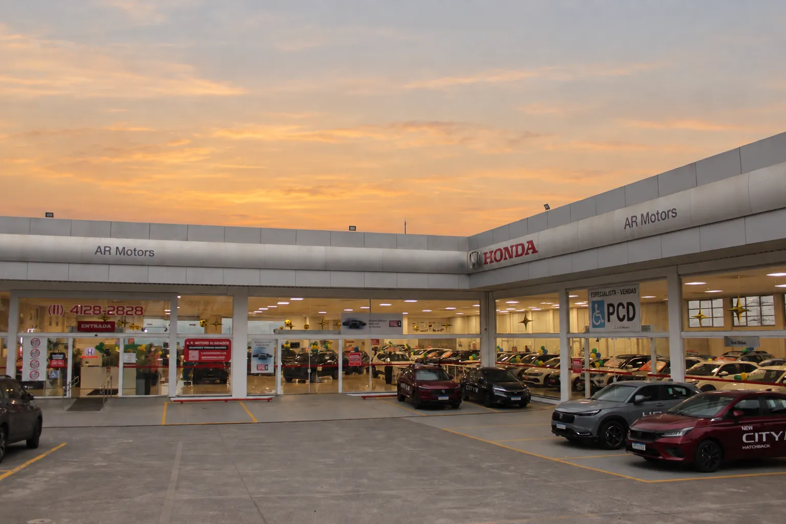 Imagem de uma mulher em cima de uma moto Honda em frente a uma concessionária