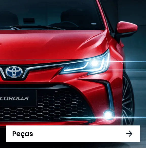 Zoom frontal de um Corolla com faróis ligados e brilhantes.